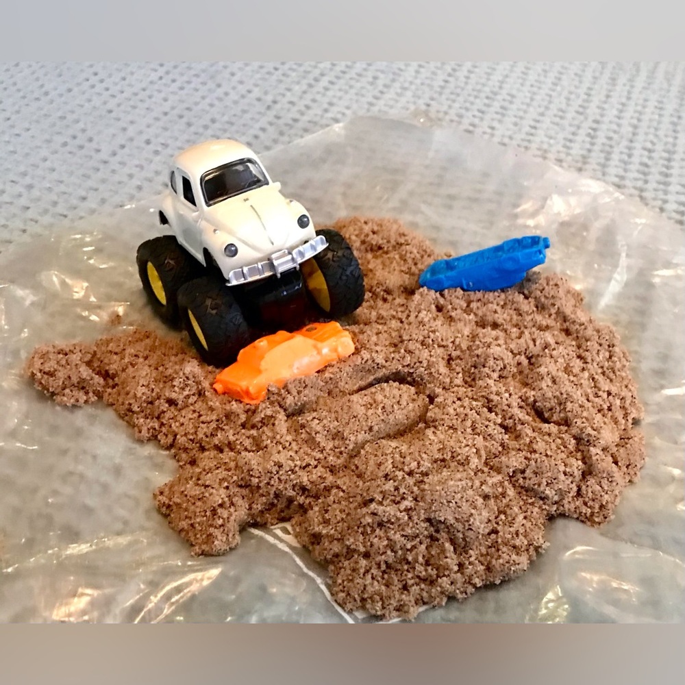 SPIN MASTER Kinetic Sand Play Sand Doesn’t Dry Out 3+ lbs Masher Cars Open Clean